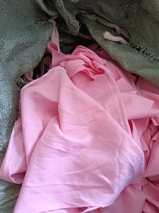 长期出售裁床下来的涤纶碎布，涤纶废布，涤纶布块