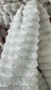 出售涤纶废布，涤纶碎布，造粒布，现货有一百多吨，货在浙江海宁