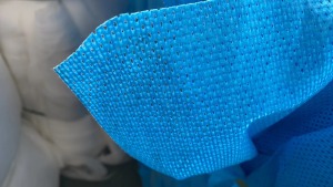 出售带胶的水刺无纺布，维纶无纺布边角料统货，整卷的无纺布统货，现货有十几吨