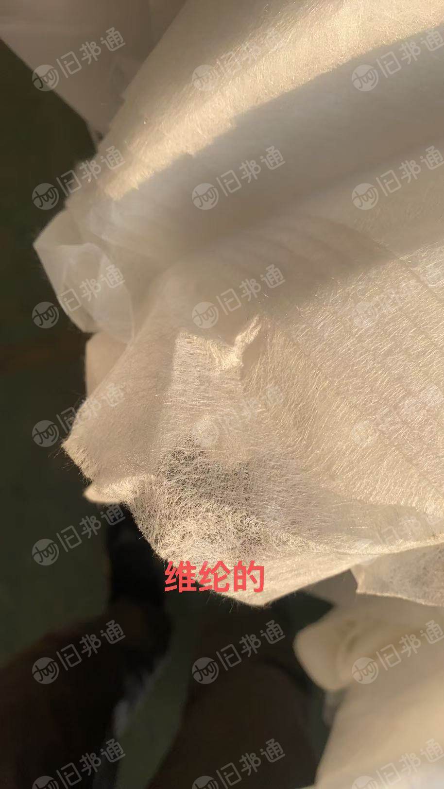 出售带胶的水刺无纺布，维纶无纺布边角料统货，整卷的无纺布统货，现货有十几吨