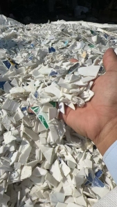 长期出售带字涂料桶破碎料