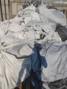 长期出售白色跟黑色的大布块，涤纶废布，涤纶布块，氨纶布块统货一起卖，现货七八吨左右