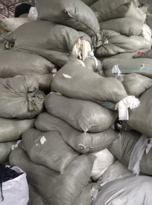 长期大量出售白色的涤纶废布，涤纶边角料，涤纶碎布，现货30吨左右