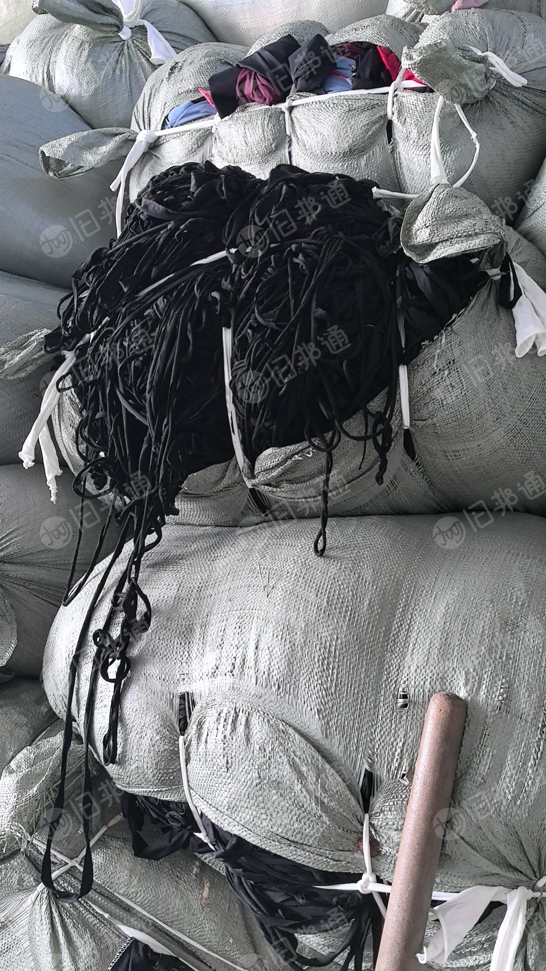 长期大量出售弹力泳装布,锦纶废布,锦纶边角料,含氨纶,锦纶含量百分之80-86,现货两百吨