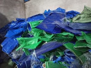 长期出售PET杂色膜，胶带厂下来的货，现货二十吨