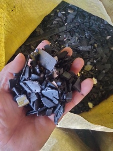 出售摩配黑丙破碎料，现货30吨 