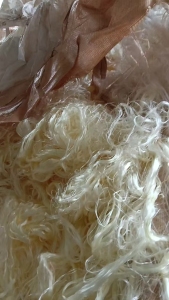 长期出售进口腈纶长丝，现货十几吨，货在江苏张家港