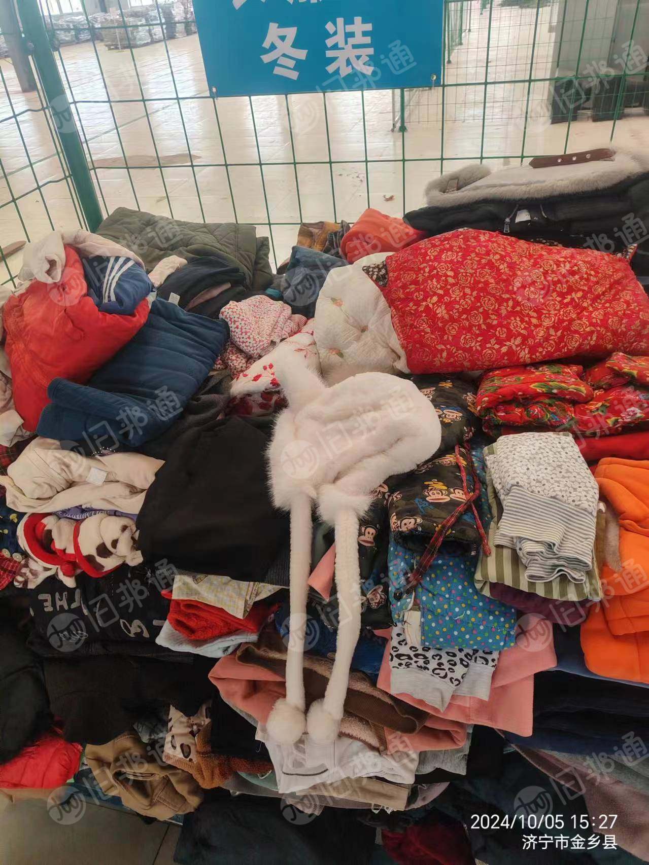 出售旧衣服分拣货,春秋装,冬装,夏装,二白,毛衣,衣服类床上用品等,现货30吨,山东济宁自提