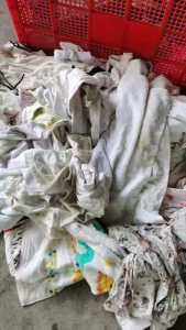 出售旧衣服白料，大白，每月至少4.2米一车，货在福建厦门