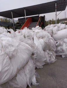 出售纺织厂下来的干造PE高低压混合膜，低压膜有复一层涤纶布，月供15-20吨