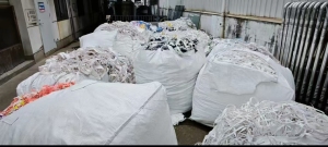 长期出售PVC边角料，背面有一层布底，现货七吨左右