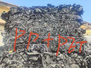 出售沙发厂下来的PP复合PET黑色无纺布边角料，现货有十几吨，货在江苏苏州昆山