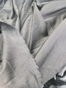 出售黑色纯涤纶废布，涤纶碎布，现货20吨