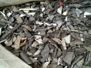 出售PP保险杠破碎料60吨，汽车内饰破碎料，都是分开纯的，过盐水