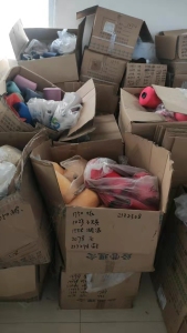 出售各种颜色的库存纱线，涤纶纱线，锦纶纱线