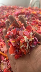 出售分色花丙破碎料，红色现在十几吨，还有黄、兰、绿、白丙，长期供货