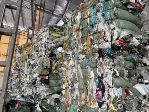 长期出售干造快递袋杂膜混合压包，40%膜30%的纤维袋30%快递袋混压，月供200吨左右