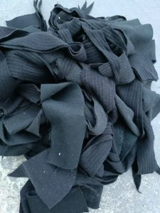 长期大量出售黑色涤纶废布，涤纶边角料，涤纶碎布，一天出20吨