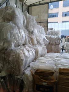 出售pp膜，可以直接上机，成卷，压包一起出，厂里拉的，可以寄样品，现货十来吨