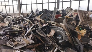 长期出售内饰干粉破碎料，除铁不过水，月供50吨 