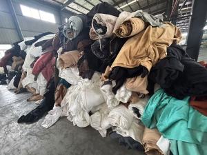 长期大量出售涤纶造粒布，涤纶废布，化纤布，一个月有几十吨，货在湖北荆州