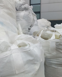 出售pet废膜，带胶的不带胶的都有，现货30吨左右 