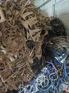 出售EVA发泡废料，有20多吨带布，现货总共有200吨左右