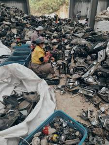 出售汽车大灯的透明PC废料