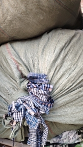 长期出售涤纶废布，都是衬衫料，裁床下来，每月有2-3车，9.6米车，货在浙江义乌