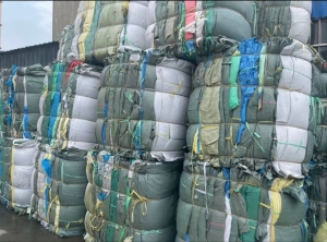 长期出售水洗编织袋，之前装过羽绒的，有人工挑拣过，含少量羽绒，现货20吨左右