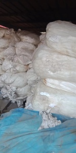 出售白色涤纶复合丙纶无纺布边角料，口罩边角料，现货有6.8米一车，货在山东临沂