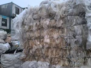 长期出售干造缠绕膜和塑料纸混打的压块，月供30吨左右