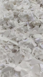 出售无字纯白涂料桶破碎料，现货20吨 