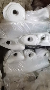 出售高压花料PE胶水膜，轻胶边角料，现货11吨；透明高压卷筒膜2吨多