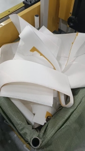 厂家免费送无纺布边角料,服装厂边角料,户外衣服的所有材料,等,也有不合格品!