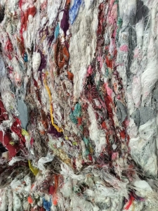 长期出售窗帘料花料，每月两三百吨