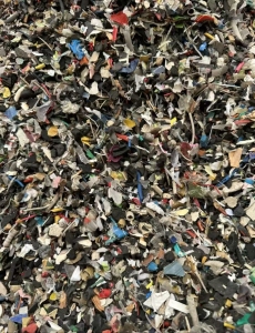 出售橡胶燃烧料，热值在4500-5000左右，也可以炼油用，现货上千吨