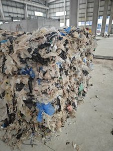 求购塑料杂膜炼油料，要求无铁无水份，不限量采购