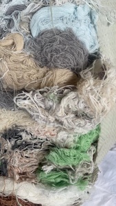 长期出售打毛纱，废纱，开花料，货在广东东莞
