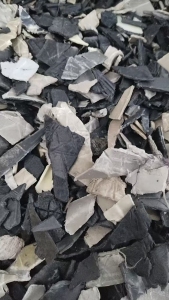 长期出售汽车内饰、保险杠破碎料，月供100吨 