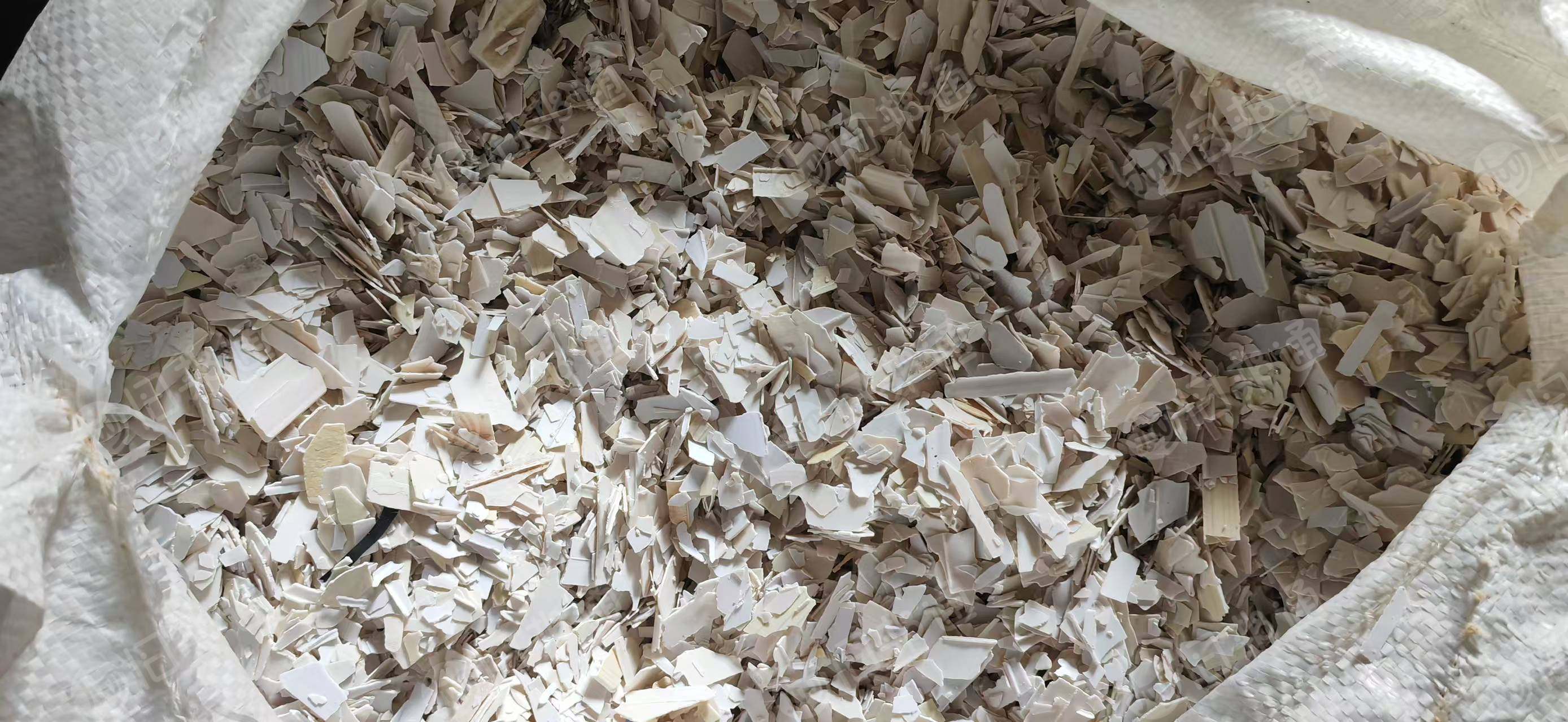 长期出售PVC小管破碎料,杂料,原生塑料,扣板破碎料