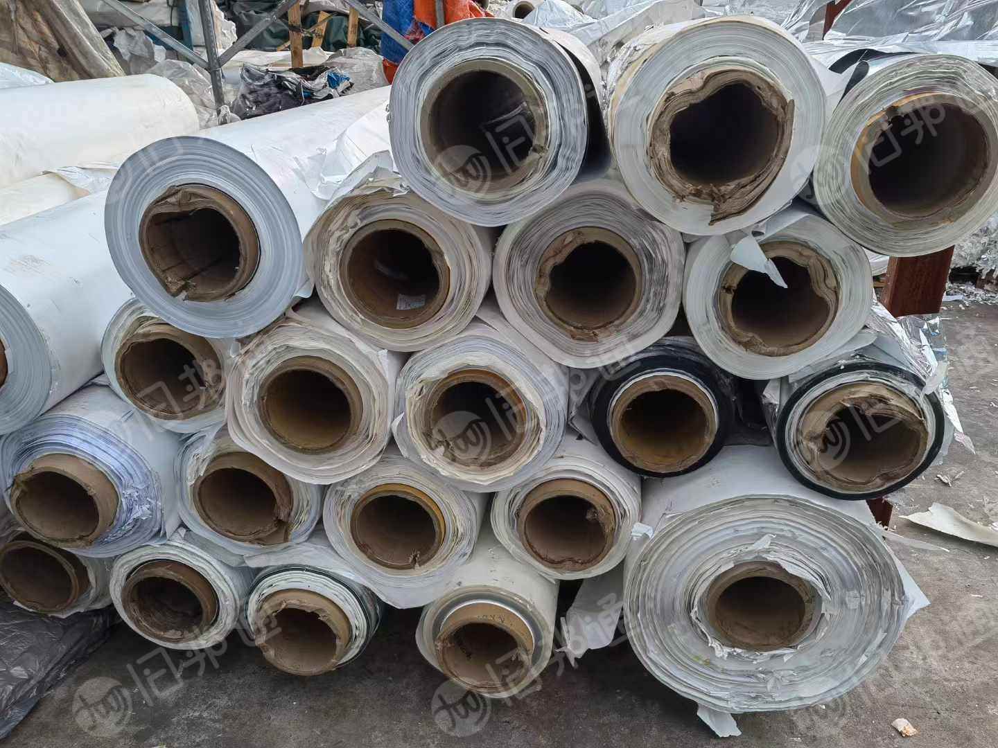出售卷筒不干胶废纸,宽度1.5m—1.6m