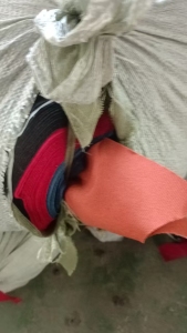 出售涤纶废布，窗帘废布，造粒布，月供一百多吨，货在浙江绍兴