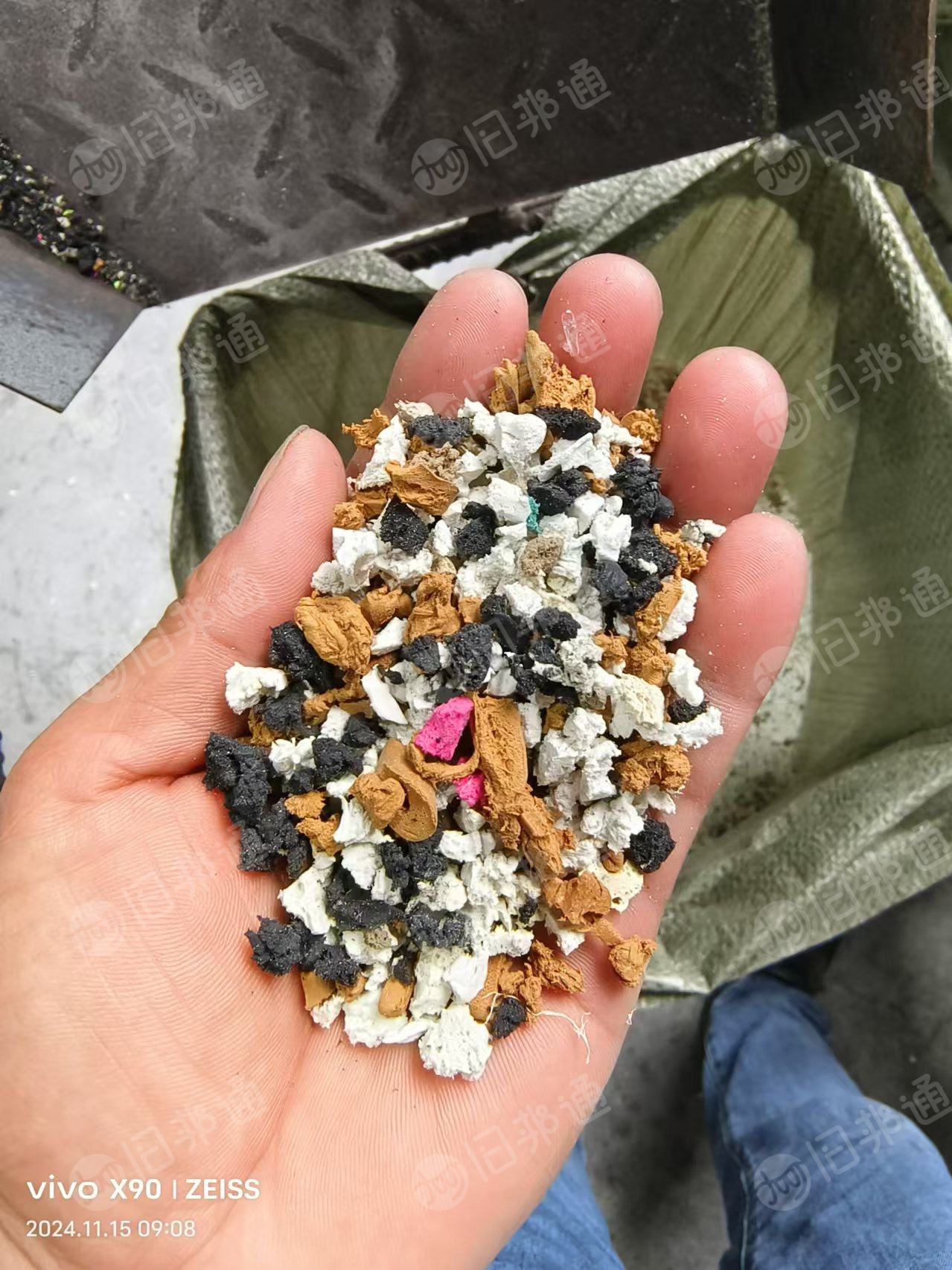 长期出售PVC鞋底破碎料(有发泡和不发泡的两种,分开的),月供300吨