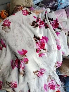 出售库存毛毯，现货有3.5吨左右，货在山东菏泽