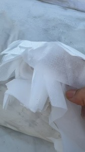 大量出售服装厂下来的三合一无纺布,pp+pe+棉服内衬,无纺布边角料,现货30吨左右
