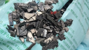 长期出售拆车厂下来的汽车大灯废料，保险杠破碎料