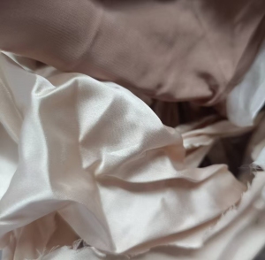 长期出售真丝碎布，现货1吨多，货在山东淄博