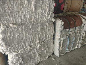 长期出售家纺下脚料开出来的开花棉，适合做棉被，现货大白和二白9.6米各一车，货在江苏南通