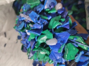 长期出售小蓝桶破碎料，里面混和绿色，有清洗甩干经过洗料机，现货20吨左右